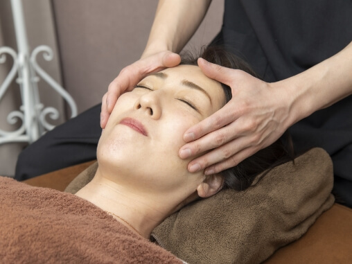 お顔、頭、首のマッサージ